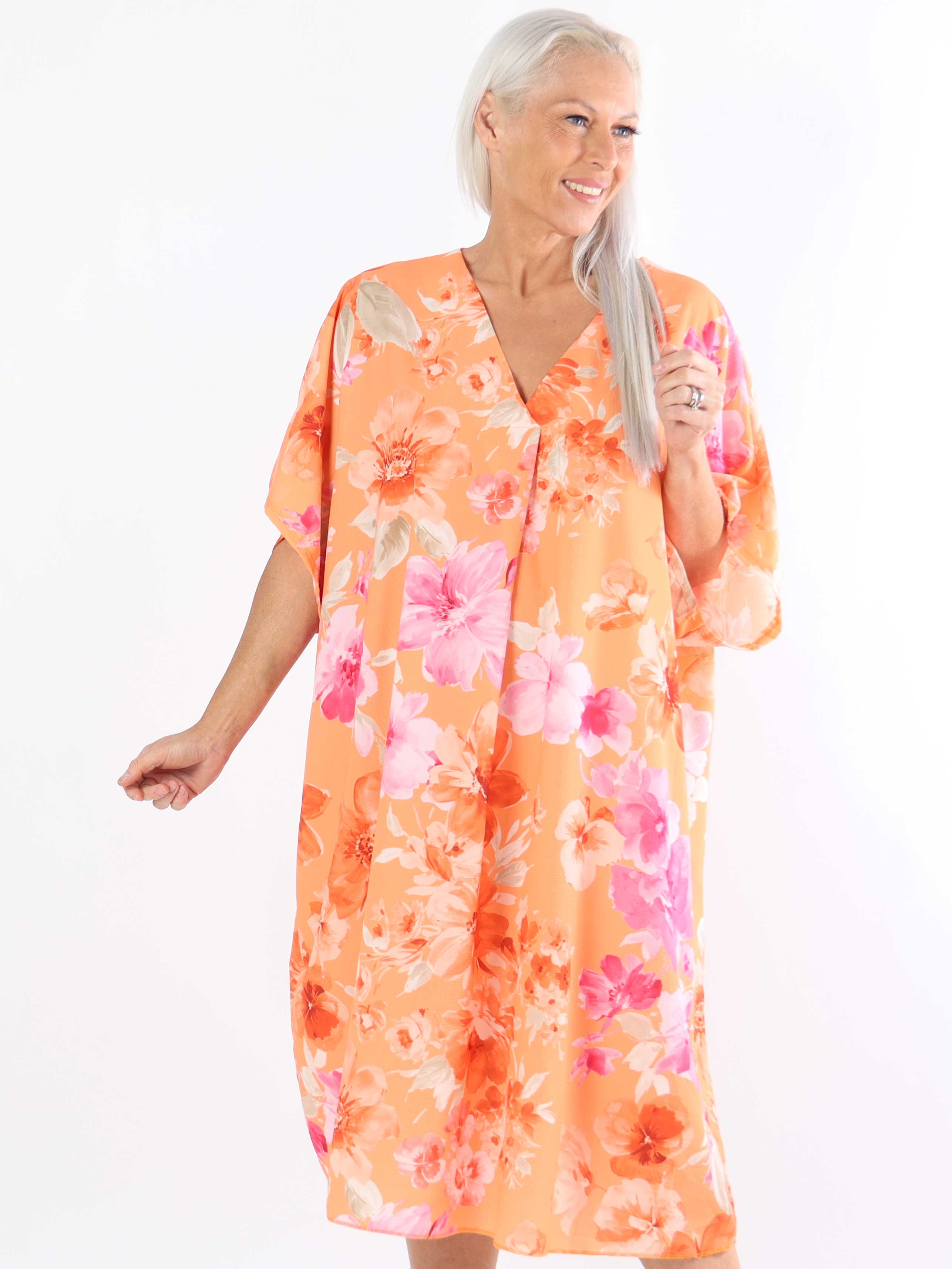 Mallie - Blommönstrad skjortklänning i plus size med v-ringning